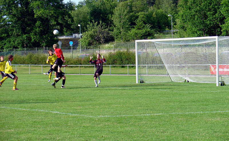 2004_0622_05.jpg - Arboga tog över matchen i andra halvlek och låg på mot Kungsörs mål
